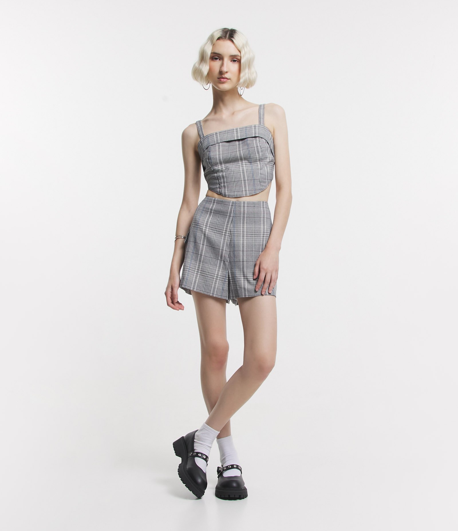 Blusa de Alça Cropped com Estampa Xadrez e Zíper nas Costas Cinza 2