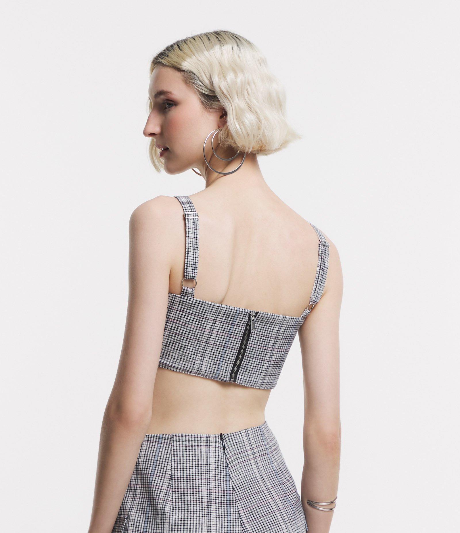 Blusa de Alça Cropped com Estampa Xadrez e Zíper nas Costas Cinza 3
