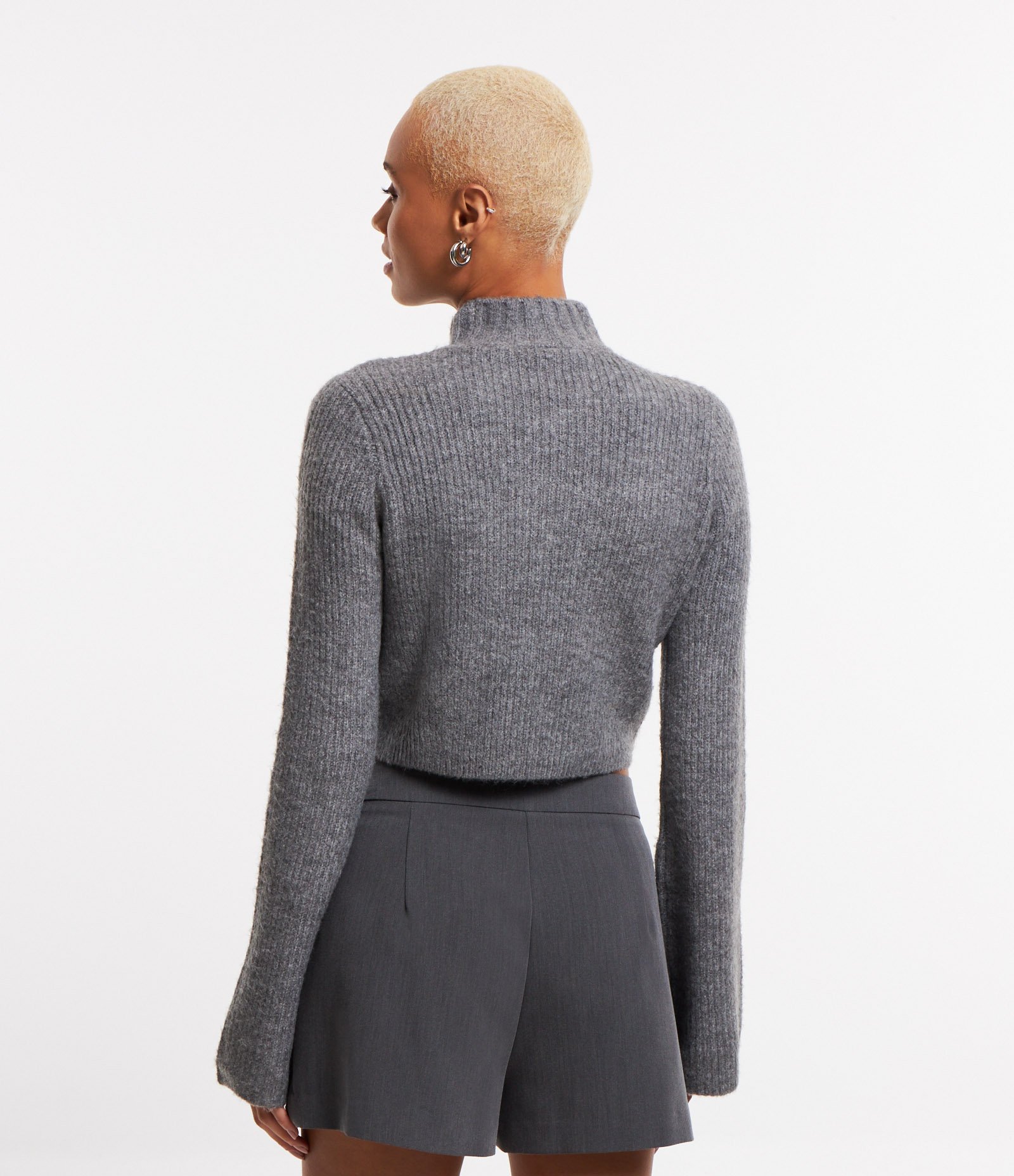 Suéter Curto em Tricô com Gola Alta Cinza 3