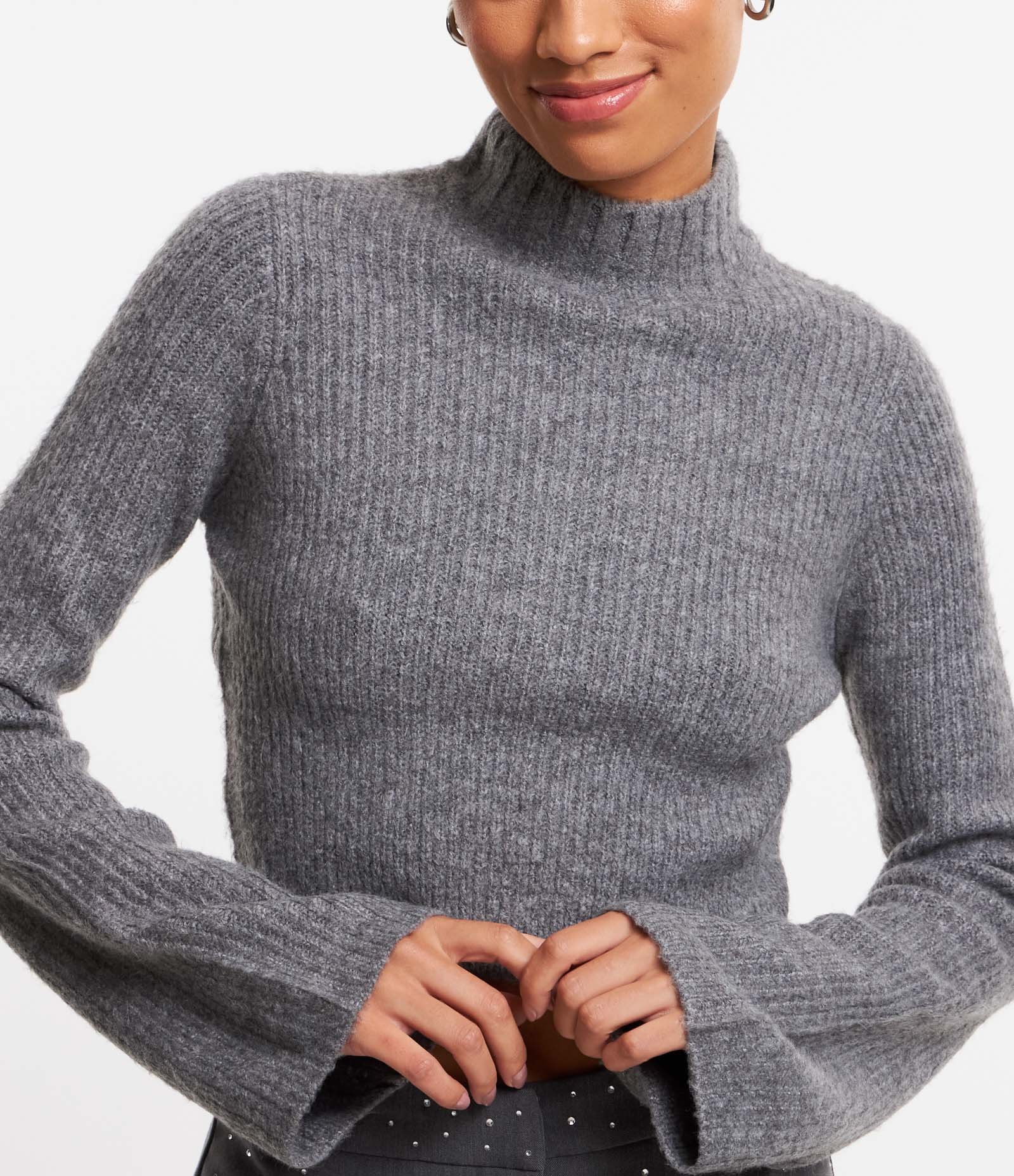 Suéter Curto em Tricô com Gola Alta Cinza 4