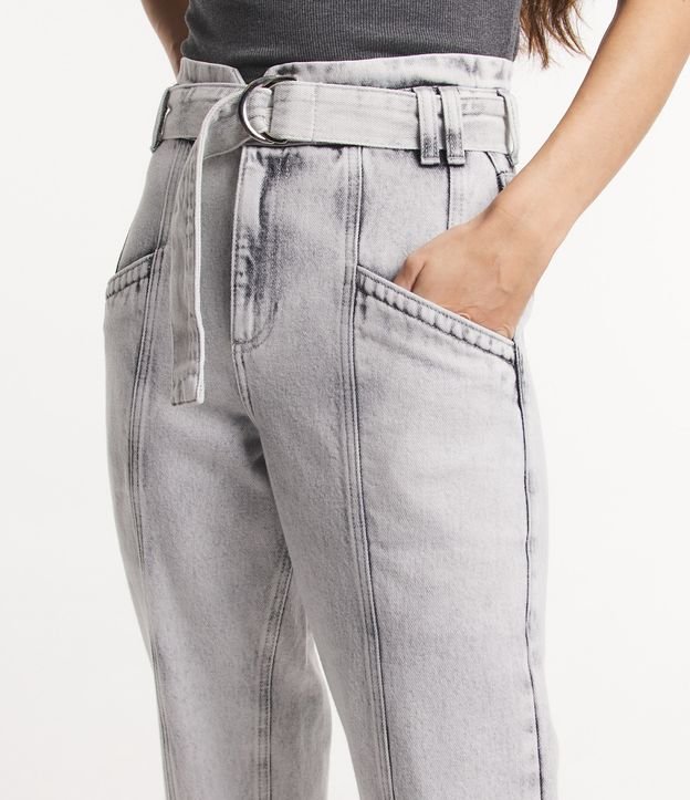 Calça Mom Jeans com Cinto e Recortes Cinza 4