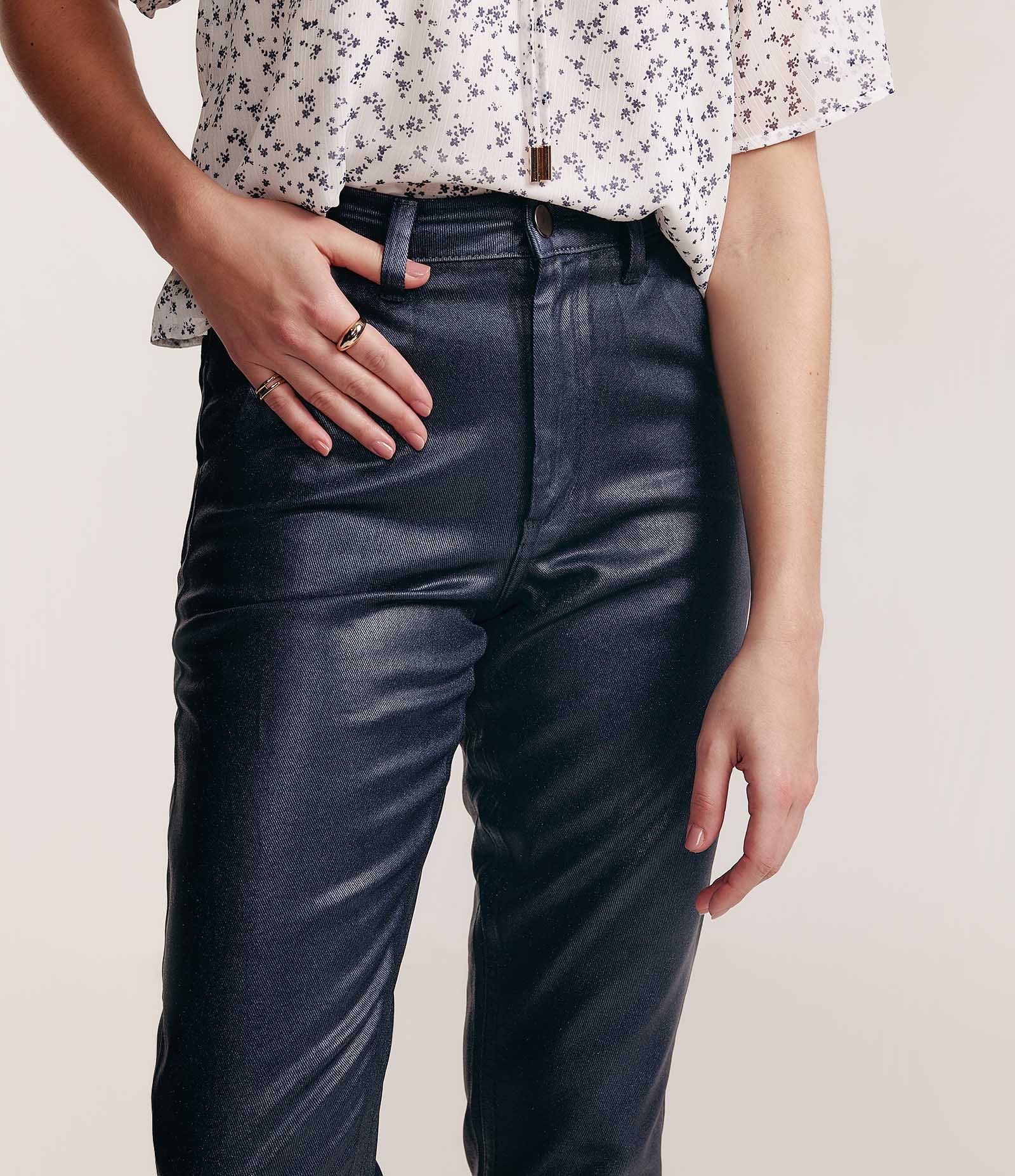 Calça Mom Jeans Resinado com Efeito Metalizado Azul 2