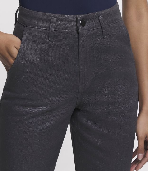 Calça Reta em Jeans Resinado com Bolso Faca Metalizada 4