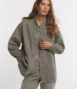 Camisa Oversized em Sarja com Bolsos e Detalhe Texturizado nas Costas