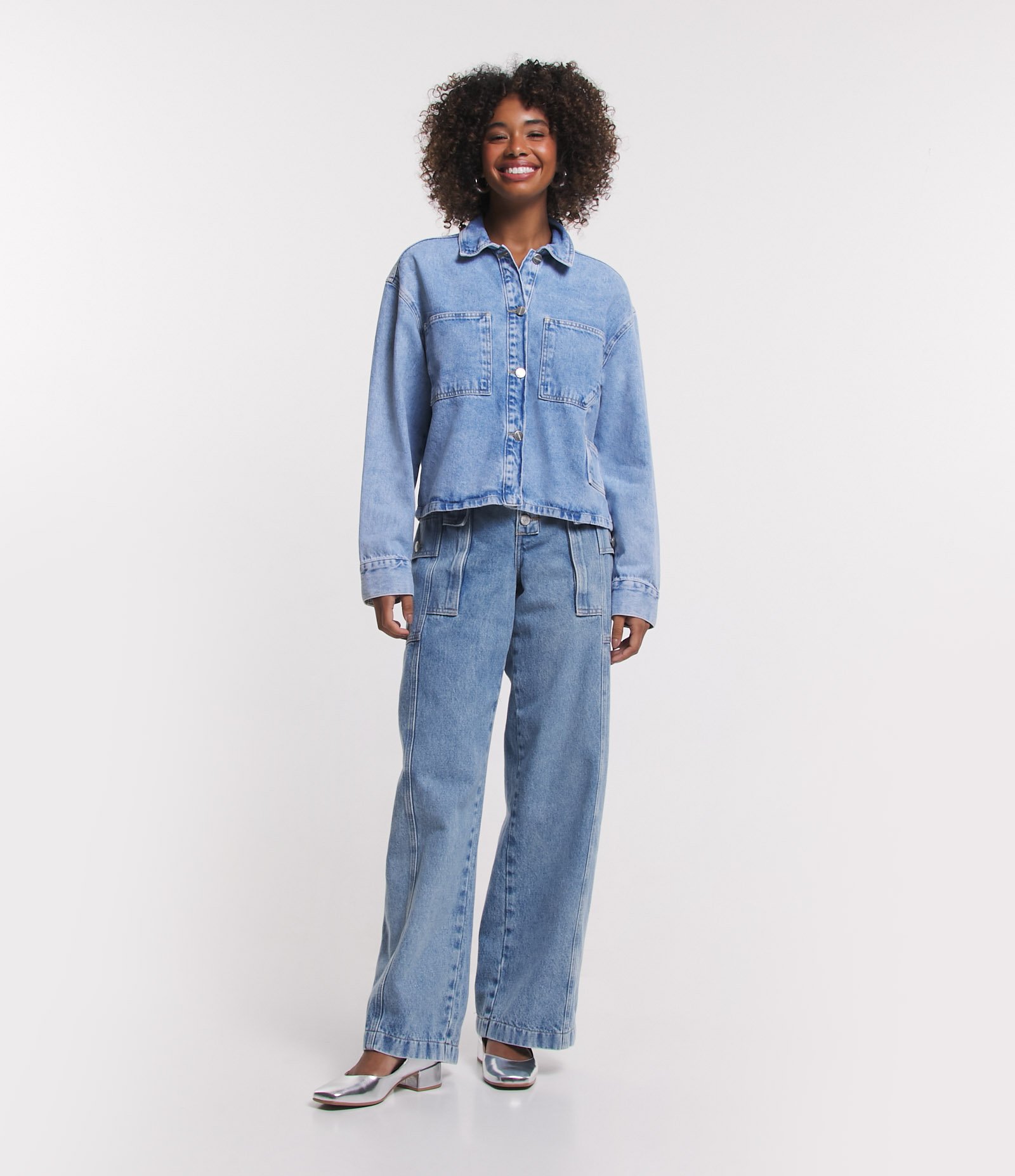Camisa Cropped Jeans Marmorizada com Bolsos Azul 2