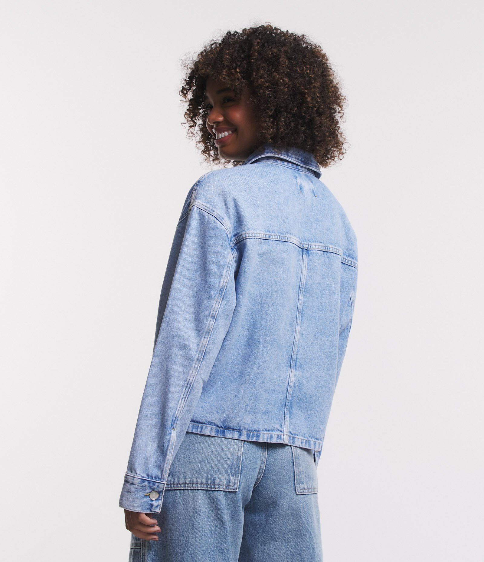 Camisa Cropped Jeans Marmorizada com Bolsos Azul 3