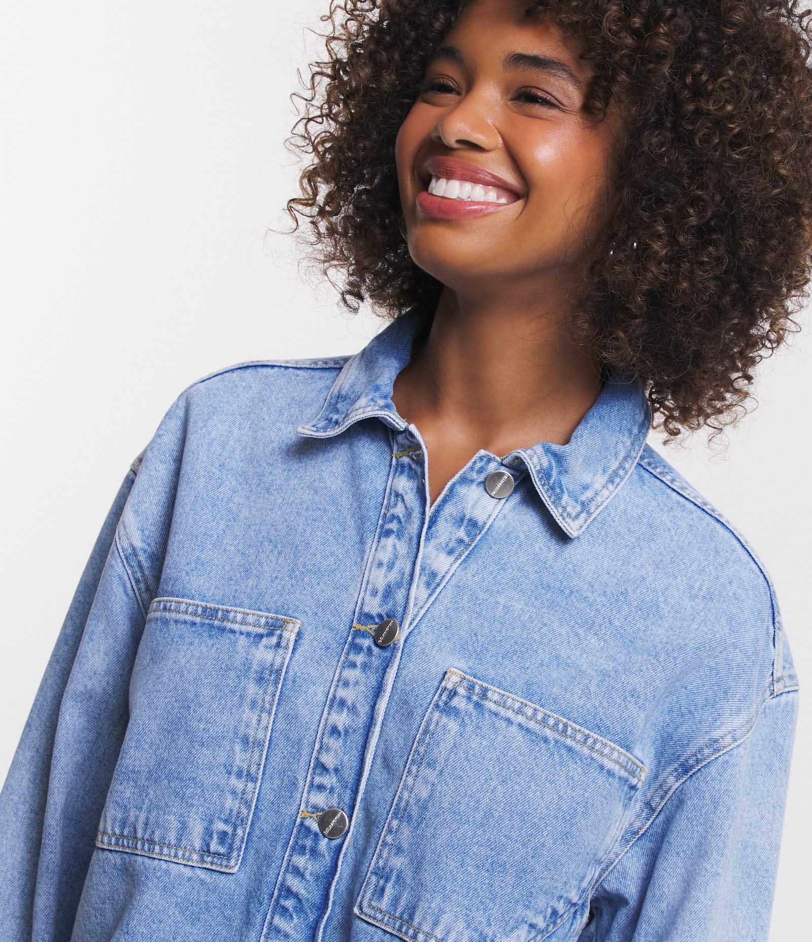 Camisa Cropped Jeans Marmorizada com Bolsos Azul 4