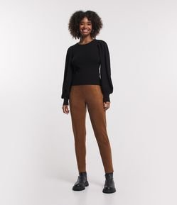 Calça Legging em Material Sintético com Recortes Verticais