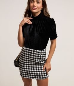 Blusa em Veludo com Lastex na Gola Alta e Manga Bufante