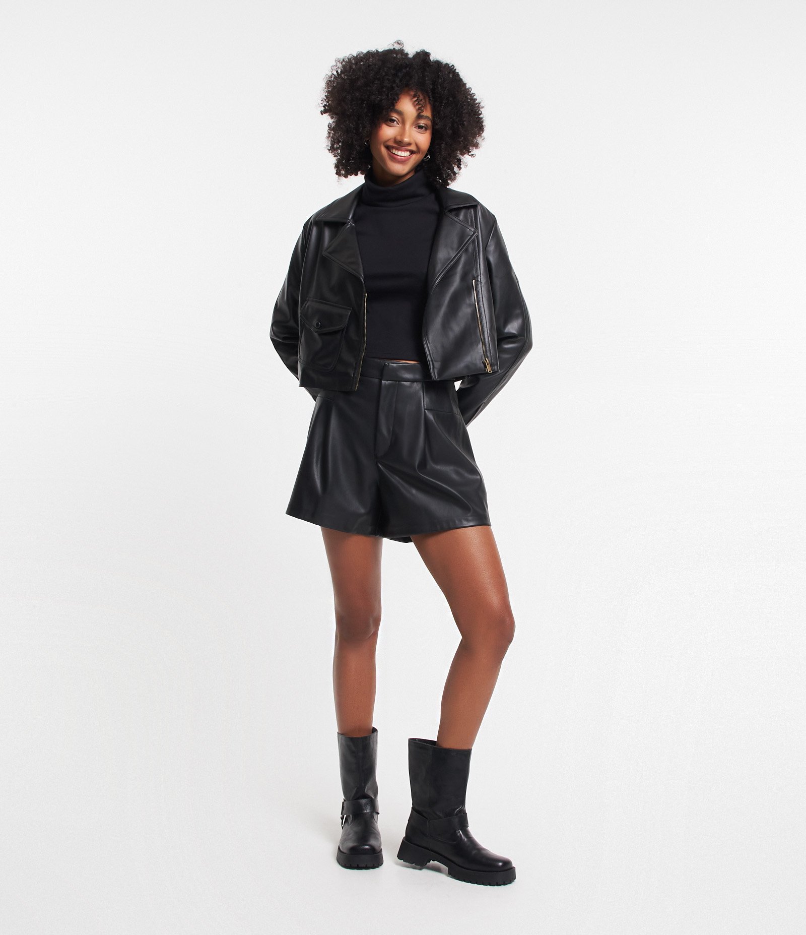 Short Curto em Pu com Recortes Preto 1