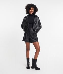 Short Curto em Pu com Recortes