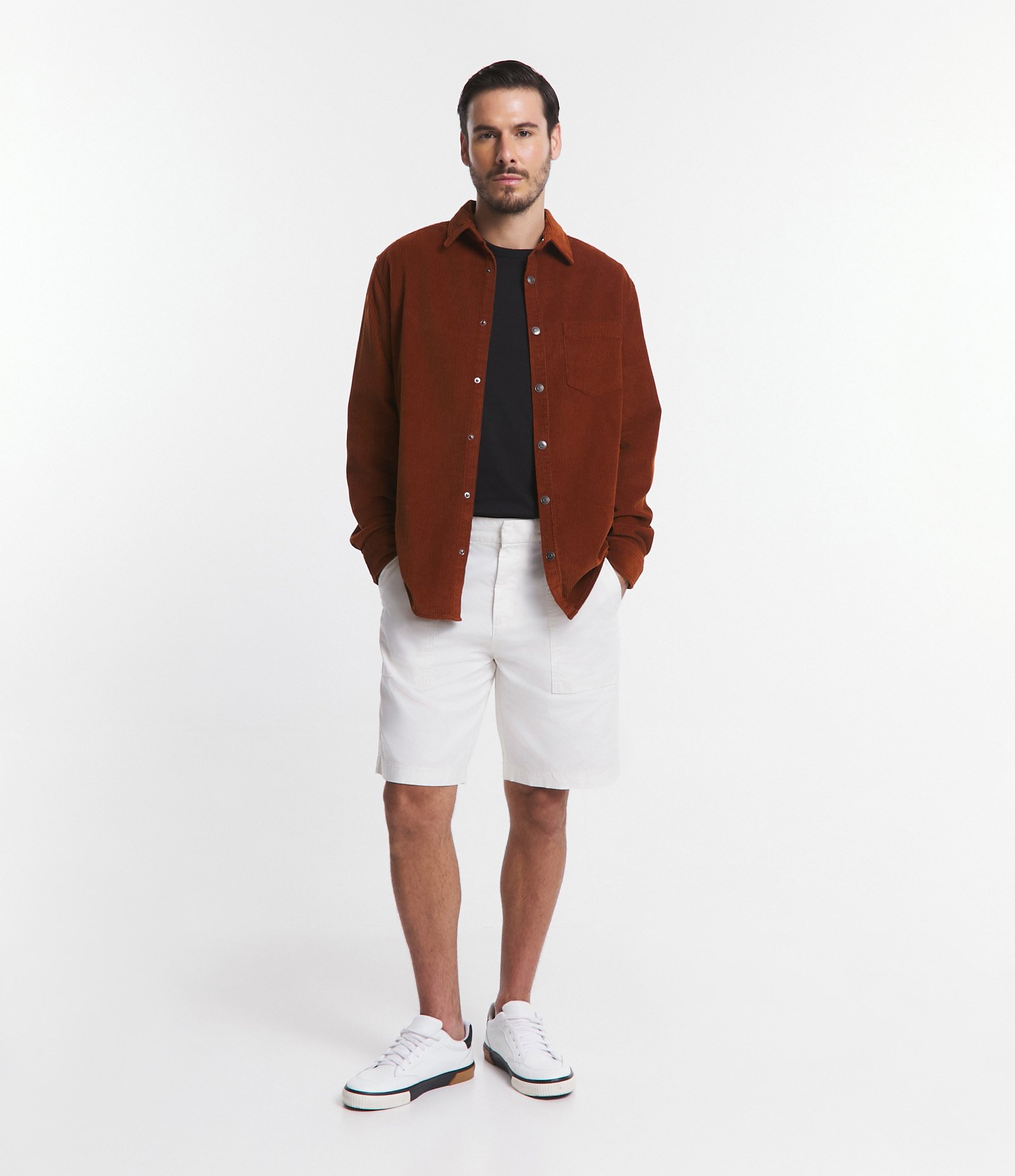 Camisa em Veludo com Bolso no Peito e Abotoamento Marrom 2