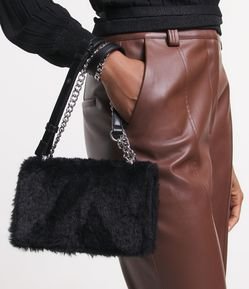 Bolsa Transversal Coberta por Pelos e com Alça de Corrente
