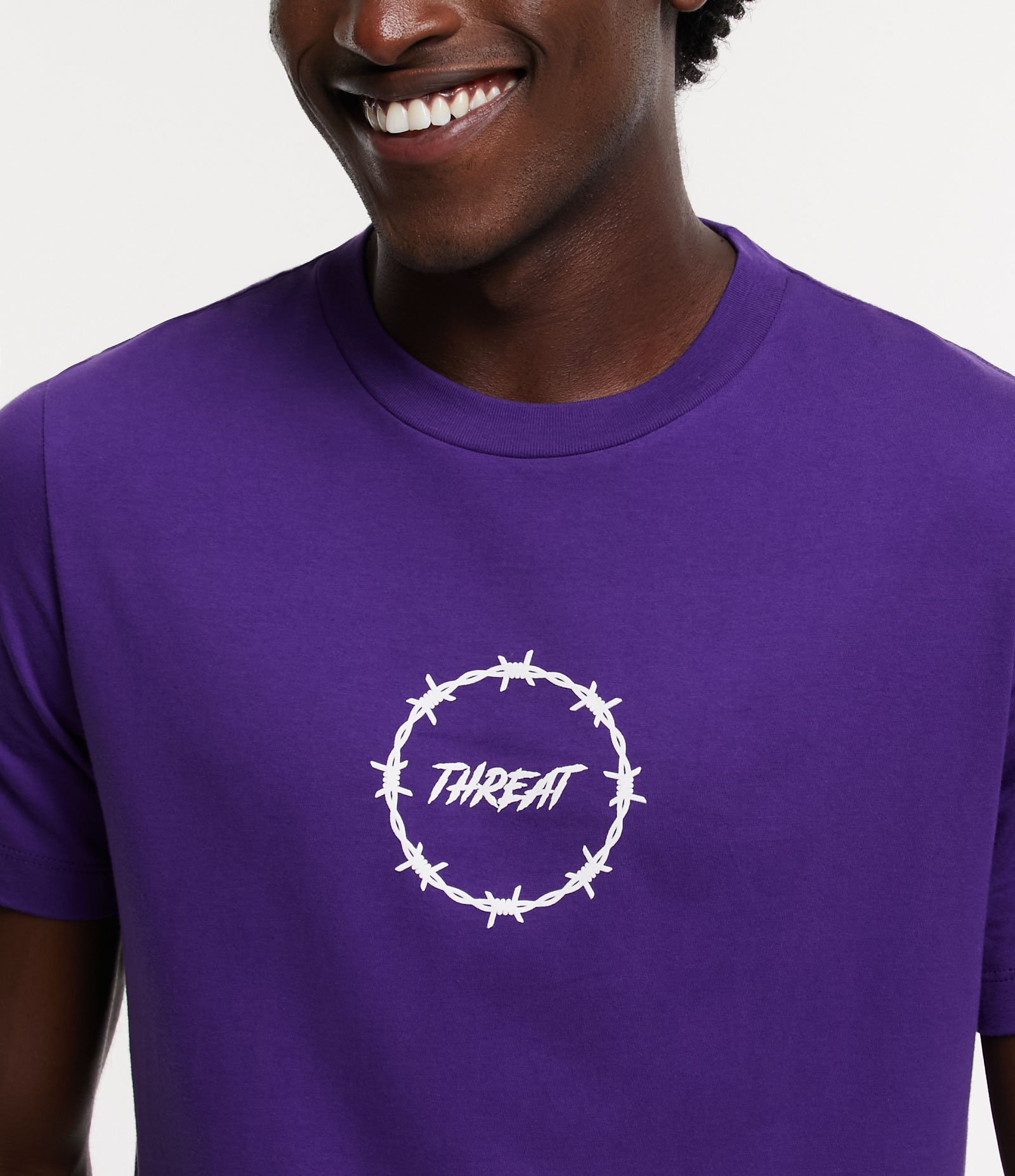 Camiseta Regular em Meia Malha com Estampa de Arame Farpado Roxo 4