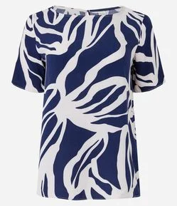 Blusa Manga Curta em Vicose com Folhagens Estampadas