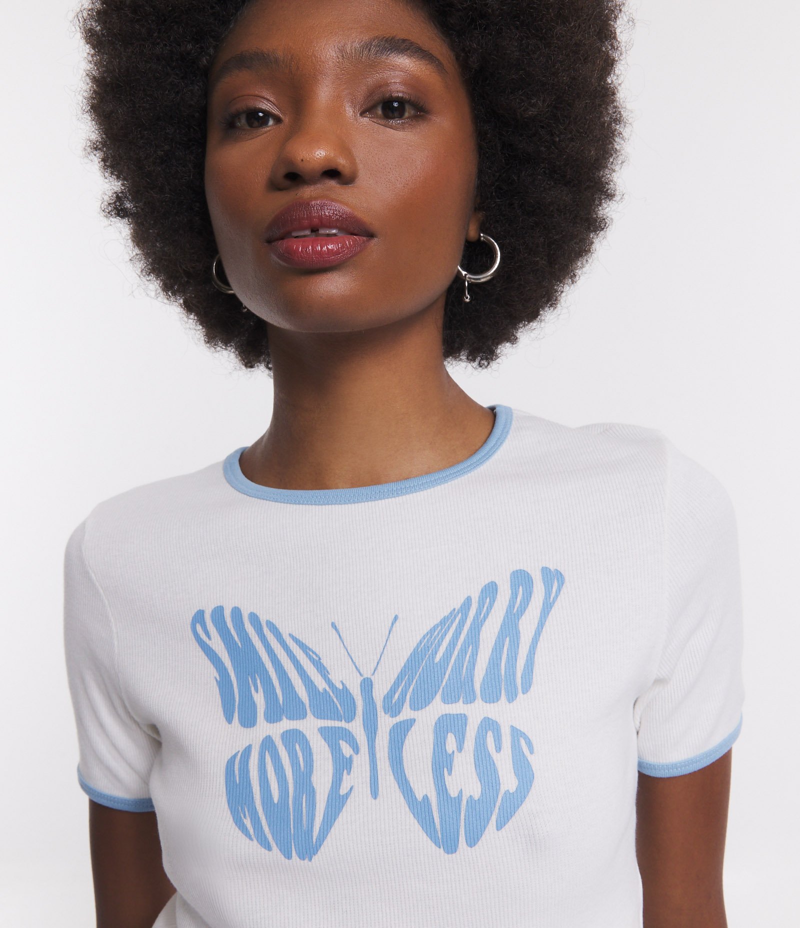 Camiseta Baby Look em Ribana com Estampa Borboleta Branco Neve 4