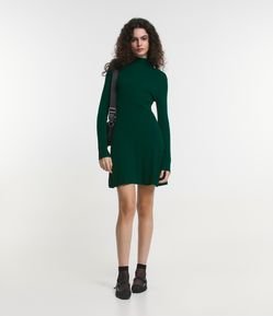 Vestido Curto Evasê em Tricô Canelado com Gola Alta e Manga Longa