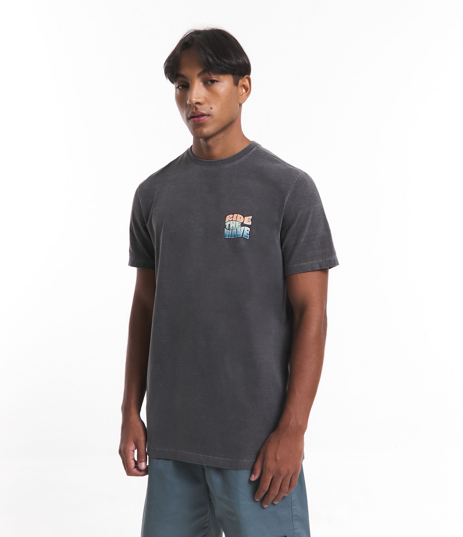 Camiseta Comfort em Meia Malha Estonada com Estampa Frente e Costas Ride the Wave Preto 1