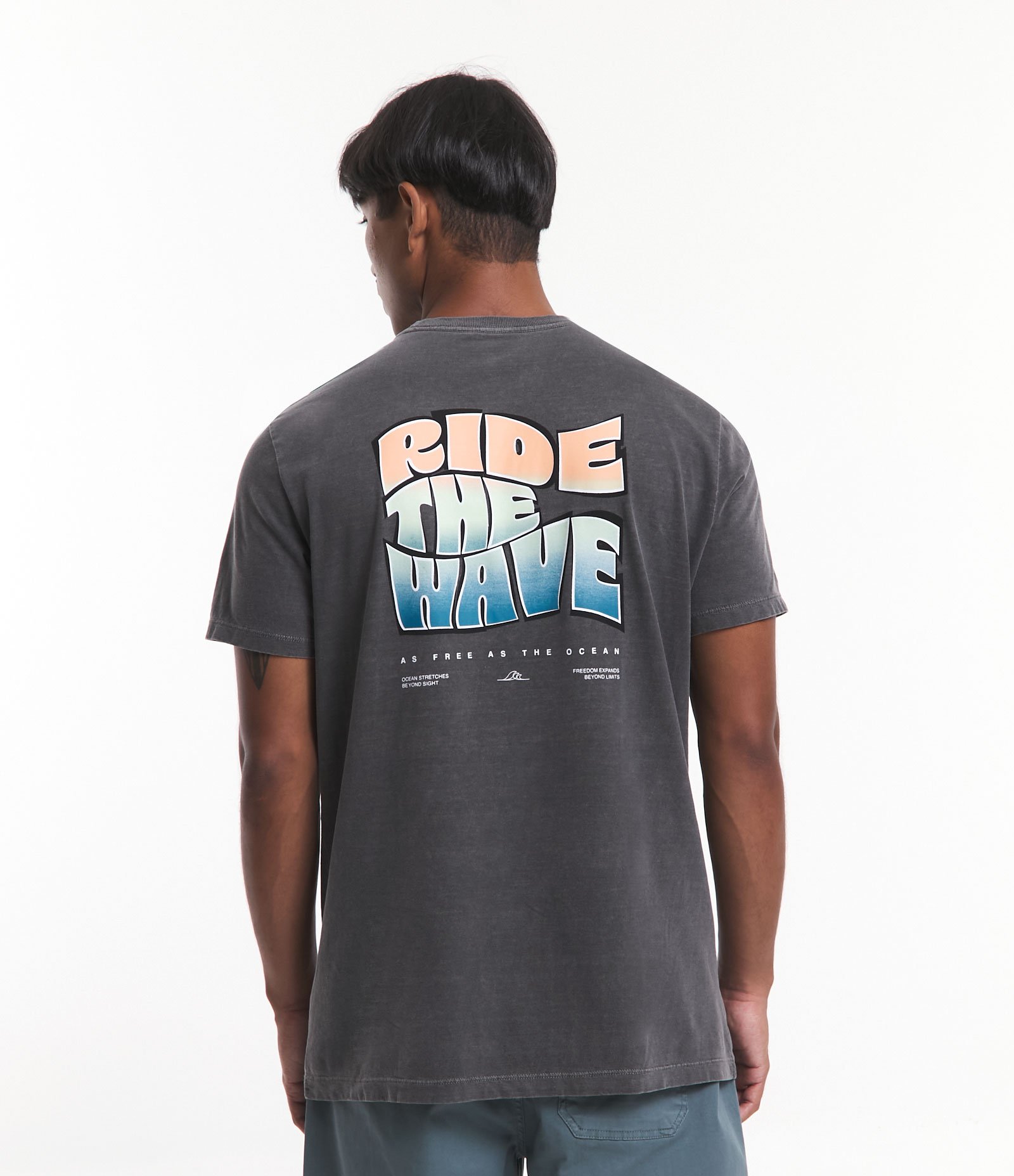 Camiseta Comfort em Meia Malha Estonada com Estampa Frente e Costas Ride the Wave Preto 3