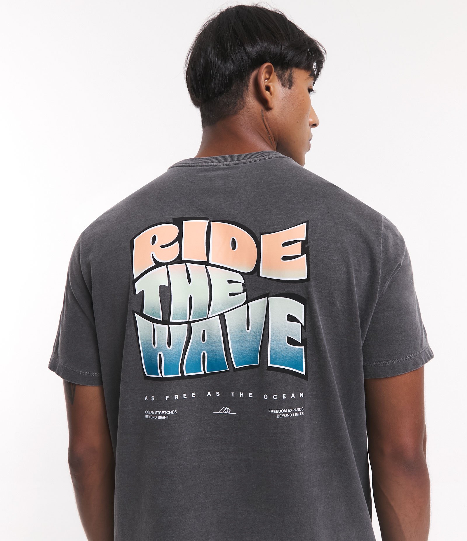 Camiseta Comfort em Meia Malha Estonada com Estampa Frente e Costas Ride the Wave Preto 5