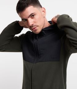 Jaqueta Esportivo em Fleece com Capuz e Recorte Contrastante