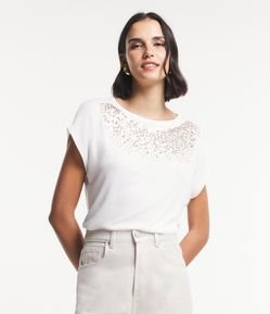 Blusa Manga Curta em Viscose com Paetês Diferenciados no Decote