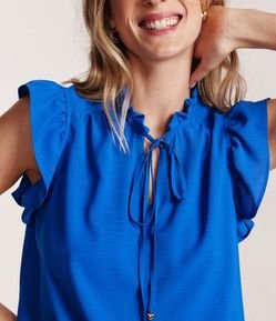 Blusa sem Manga com Babados na Cava e Amarração na Gola