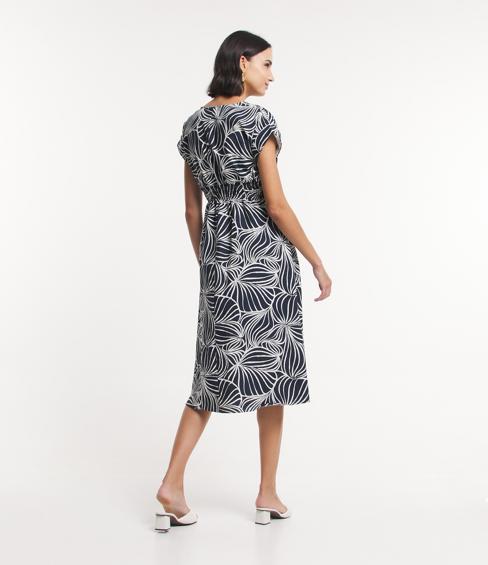 Vestido Midi em Tricoline com Cintura Elástico e Estampa Abstrata Azul 3