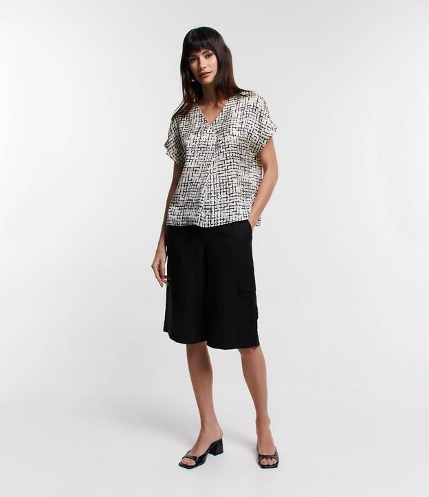 Blusa Acetinada com Decote V e Estampa Xadrez Grid