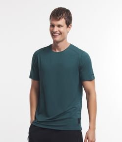 Camiseta Esportiva em Tecnologia Dry com Etiqueta na Barra