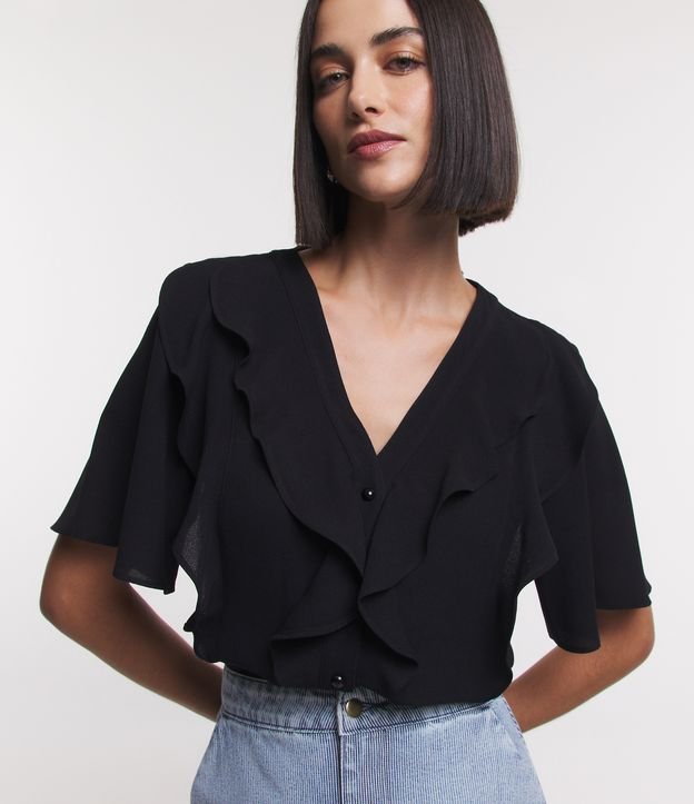 Camisa em Crepe com Abotoamento e Babado Frontal