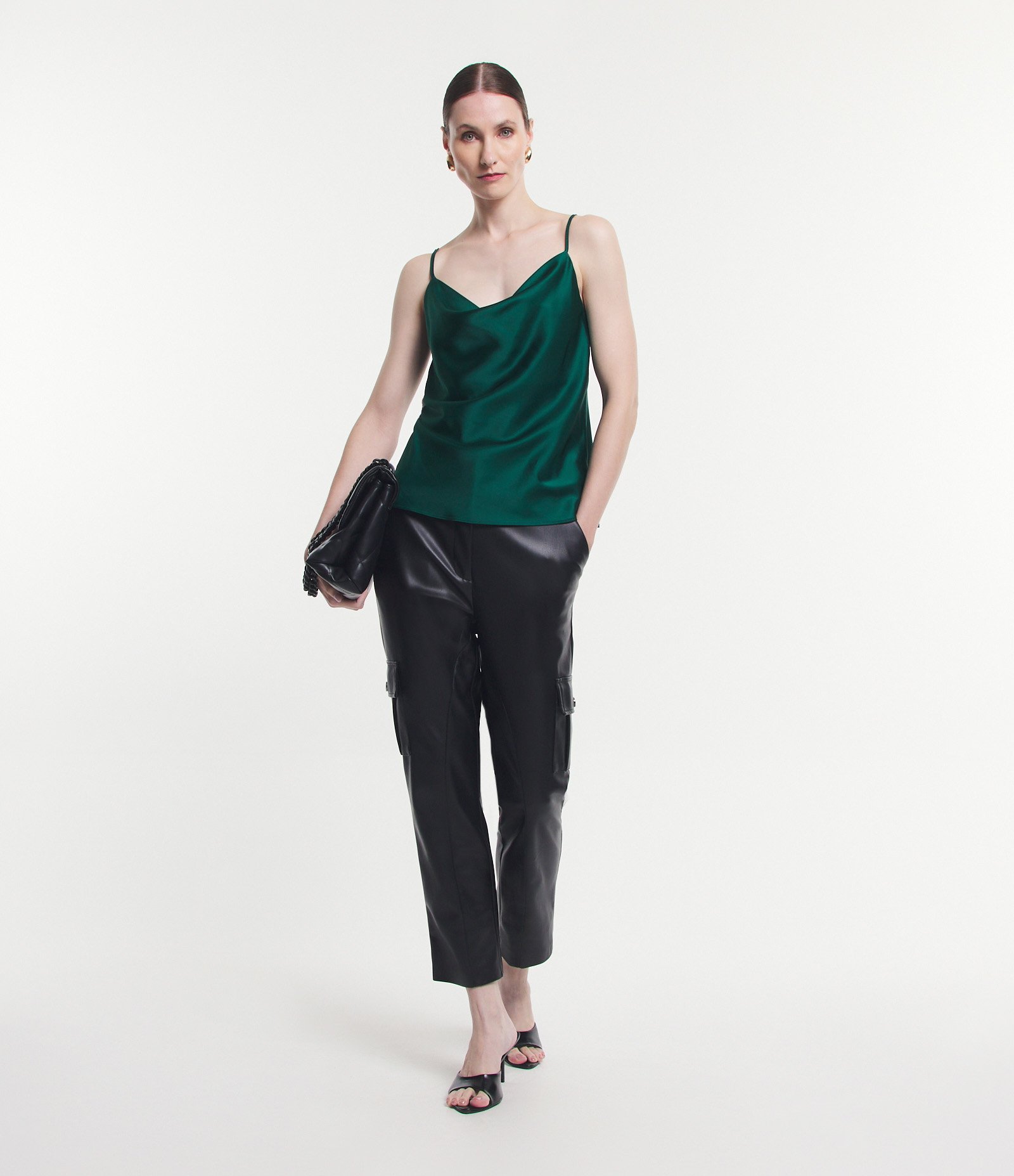 Blusa de Alcinha em Cetim com Decote Degagê Verde Escuro 2