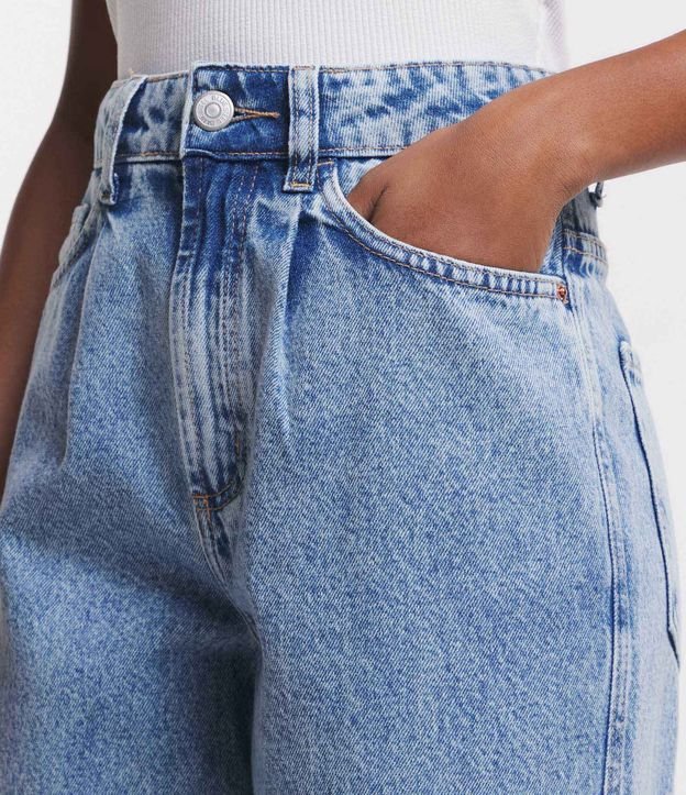 Calça Mom Jeans com Prega e Barra Virada Azul 4