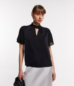 Blusa Acetinada Manga Curta com Franzido e Vazado na Gola