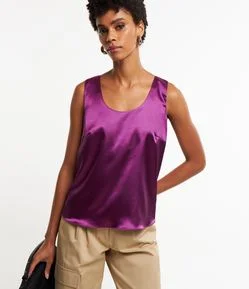Blusa sem Manga em Tecido Acetinado e Decote U