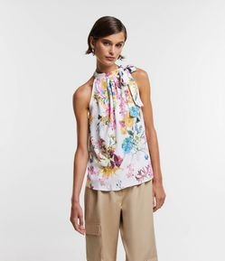 Blusa Sem Manga com Laço na Gola e Flores Estampadas