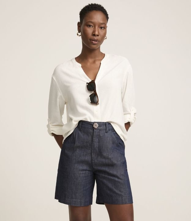 Bermuda Alongada Jeans com Elástico no Cós e Abotoamento Frontal