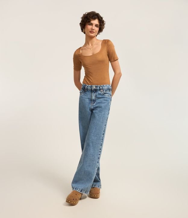 Calça Wide Leg Jeans com Passantes Deslocados