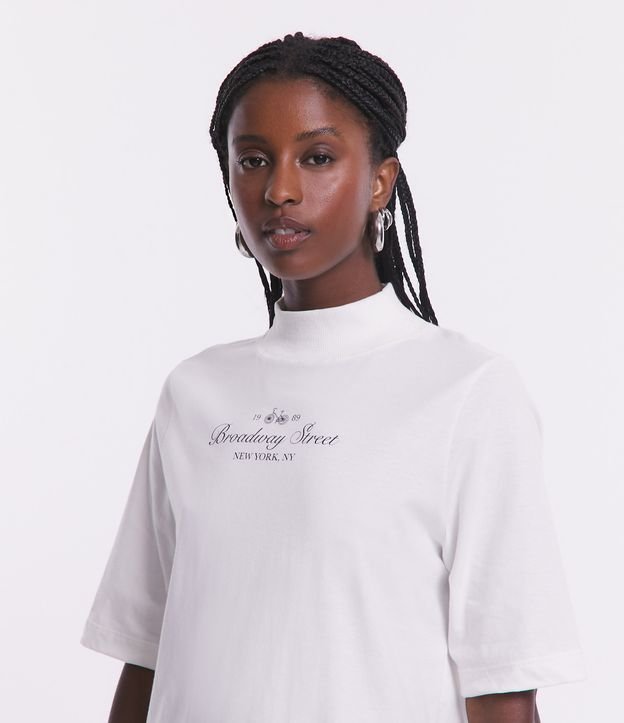 Blusa em Meia Malha com Gola Alta e Lettering Broadway Street