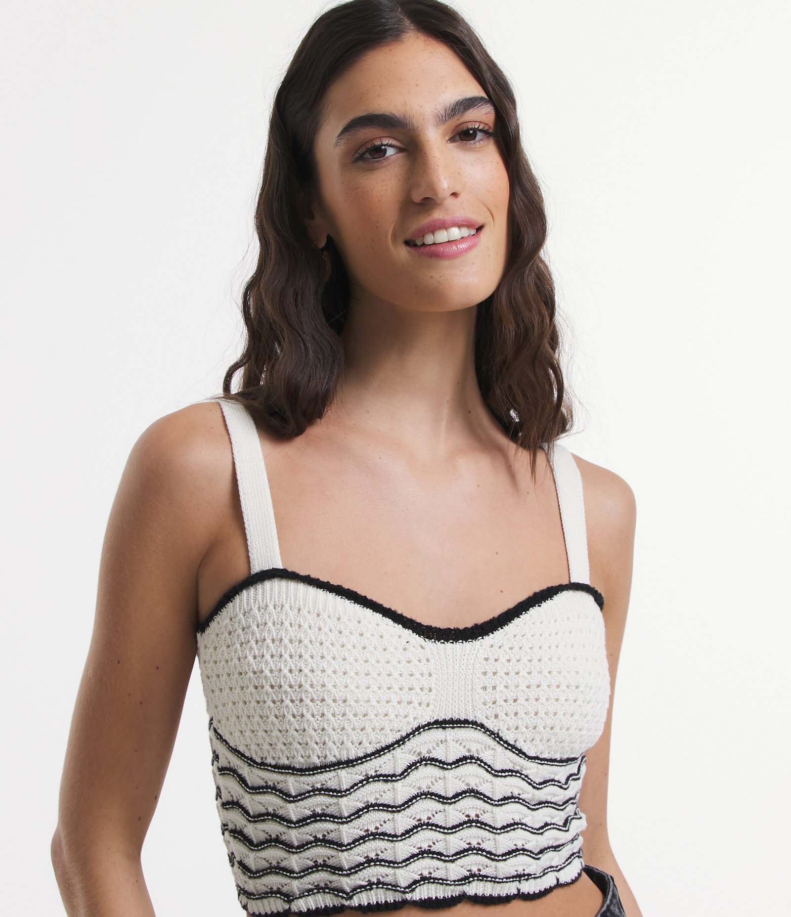 Blusa Cropped em Tricô com Decote Coração e Ondinhas Contrastantes Branco 4