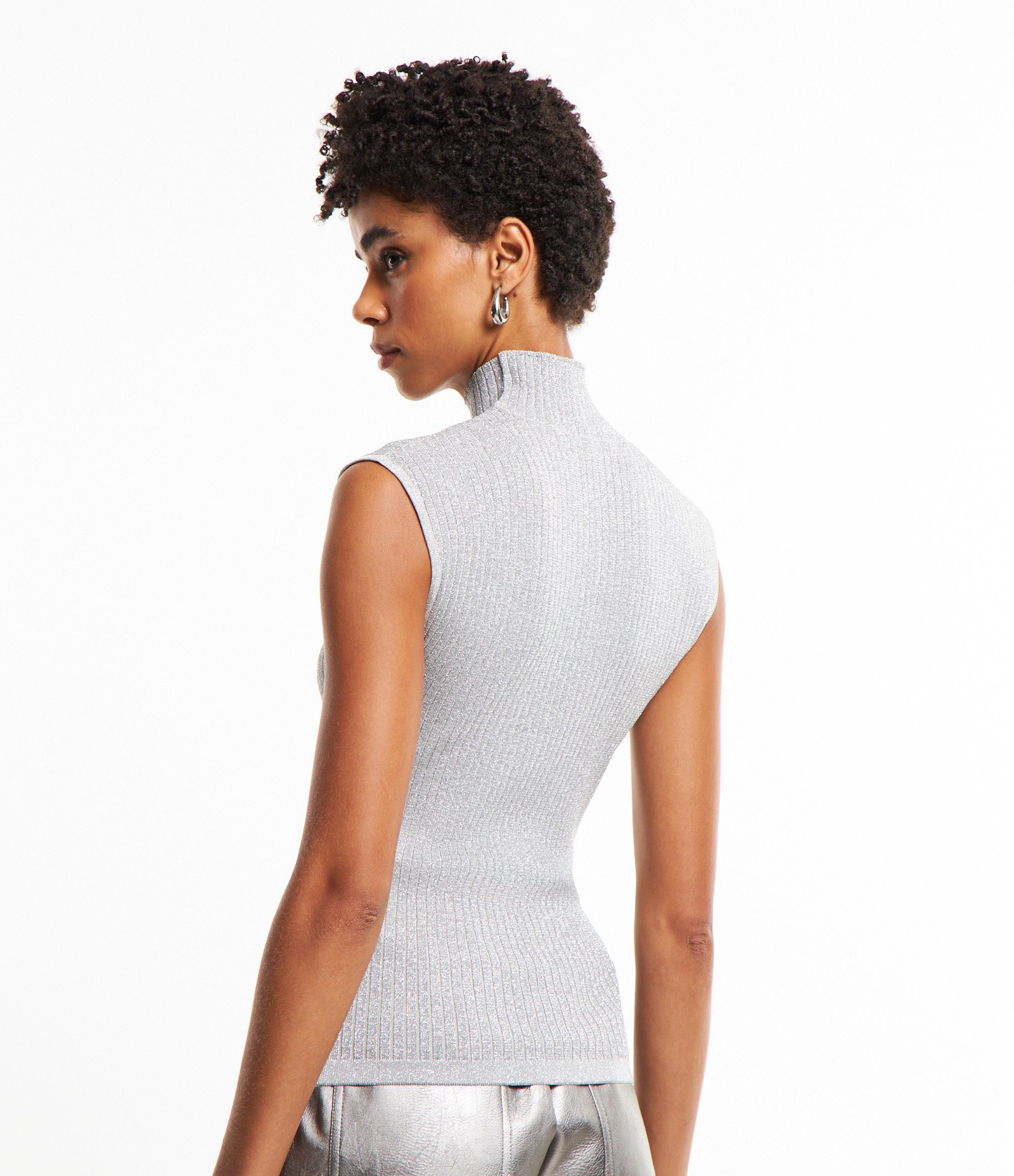 Blusa sem Manga em Tricô com Gola Alta Cinza 5