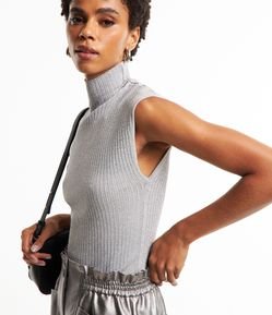 Blusa sem Manga em Tricô com Gola Alta
