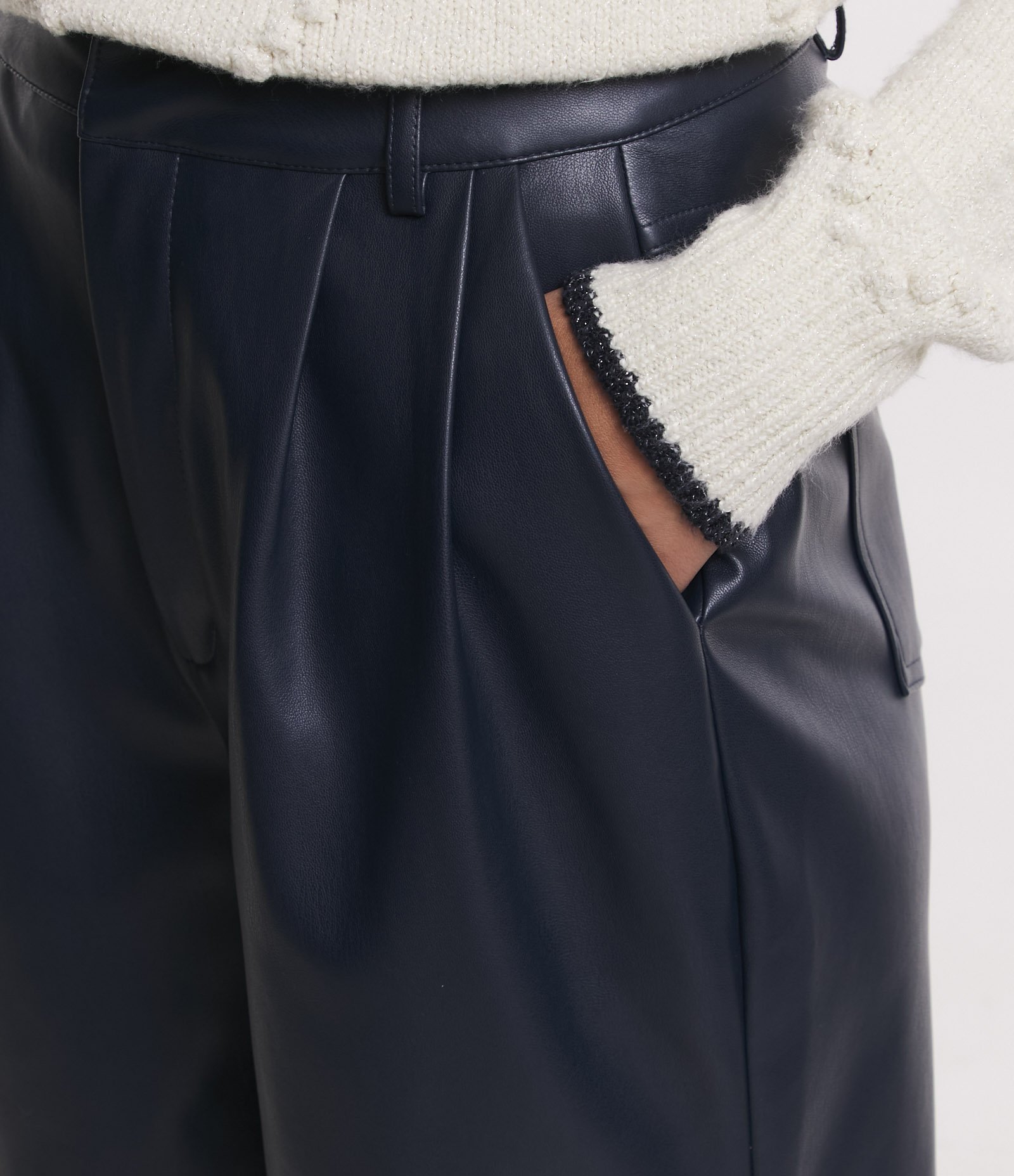 Calça Pantalona em Material Sintético com Pregas e Bolsos Azul 4