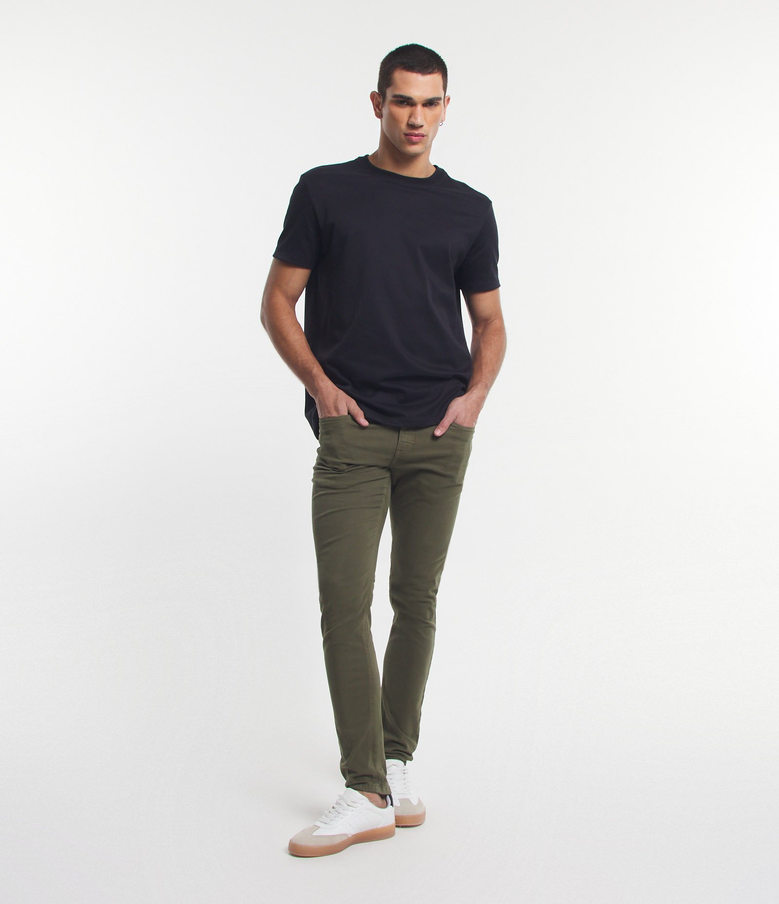 Calça Skinny Básica em Sarja com Elastano e Bolsos Verde Oliva 1