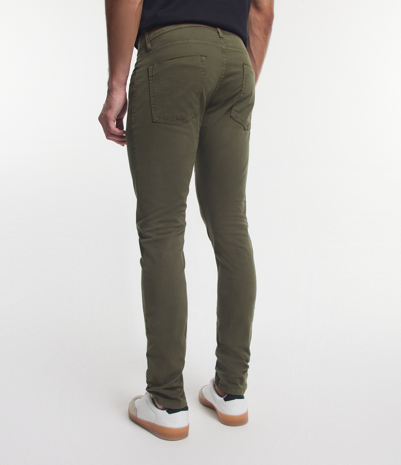 Calça Skinny Básica em Sarja com Elastano e Bolsos Verde Oliva 3