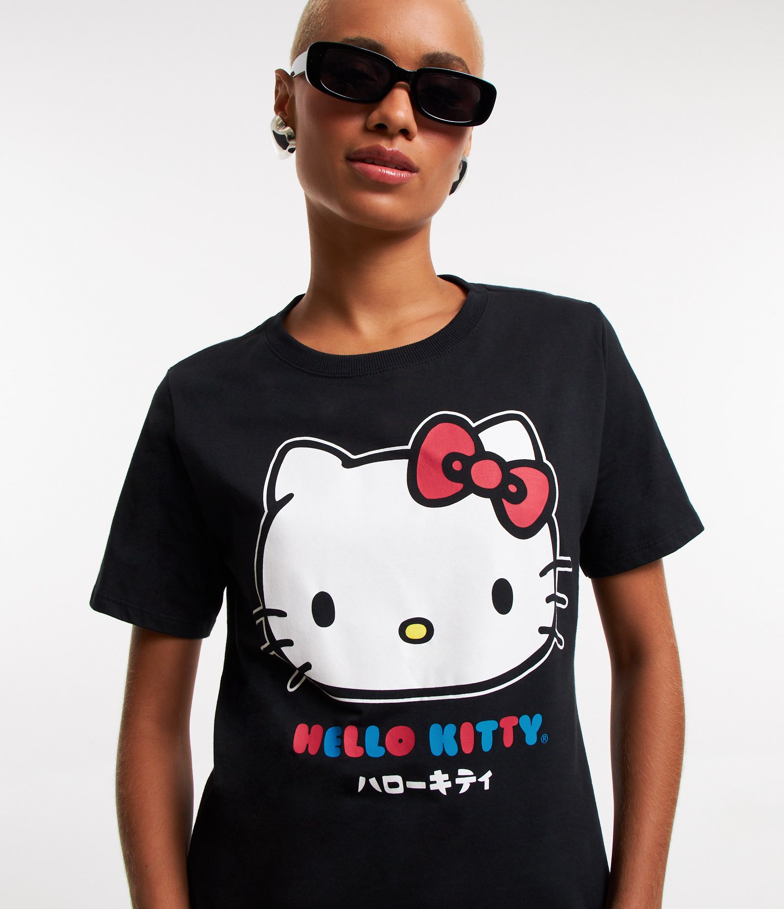 Camiseta em Meia Malha com Estampa da Hello Kitty Preto 4