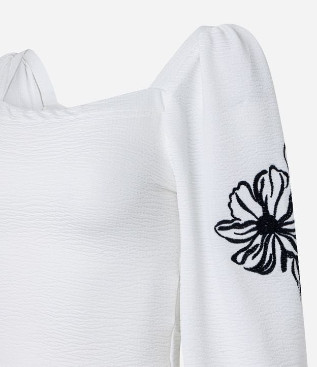 Blusa em Viscose com Bordado Floral nas Mangas Branco 6