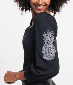 Blusa em Viscose Manga 3/4 com Bordado de Abacaxi