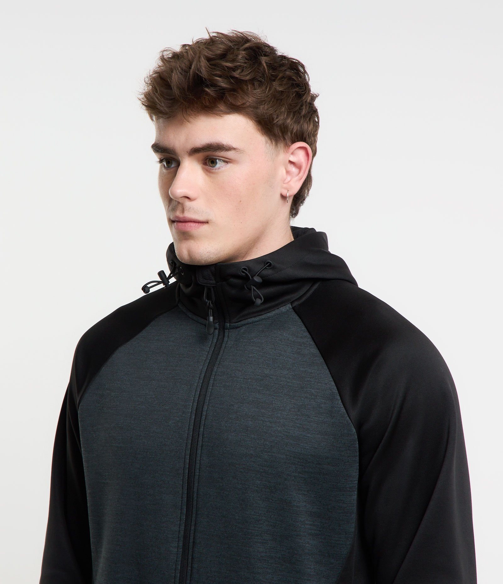 Blusão Esportivo com Recortes e Capuz Cinza 4