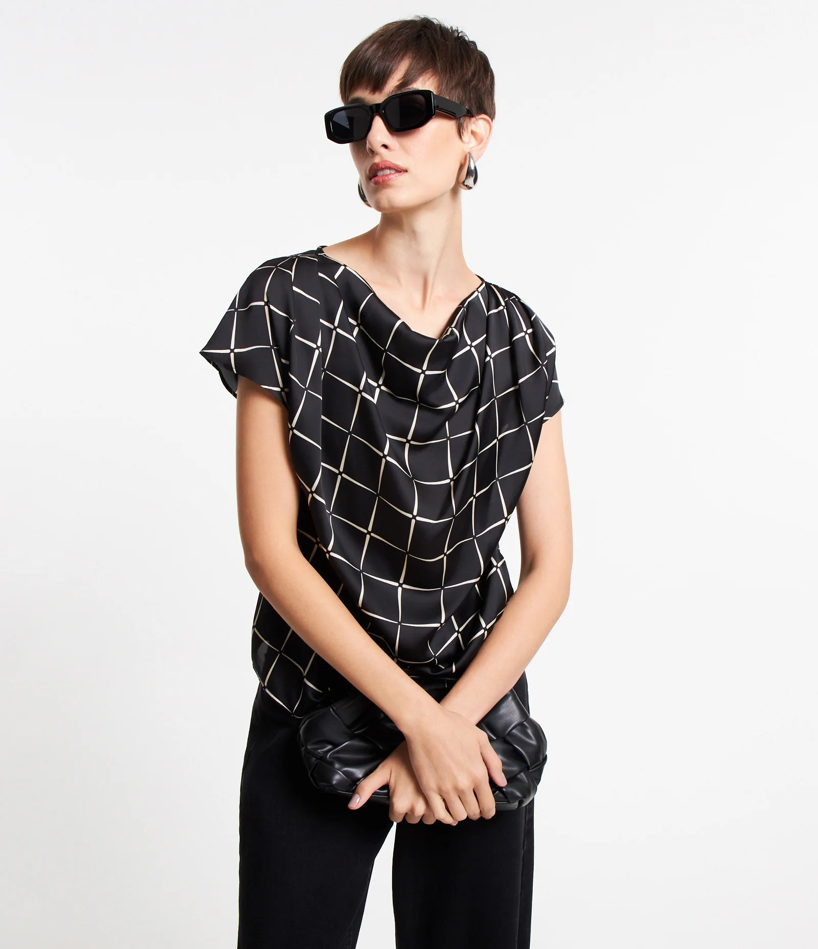 Blusa em Tecido Acetinado com Estampa Xadrez Grid Preto 1